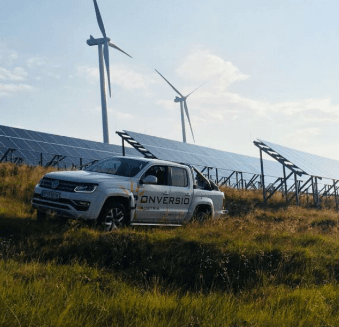 Pickup truck Conversio accanto a un impianto fotovoltaico